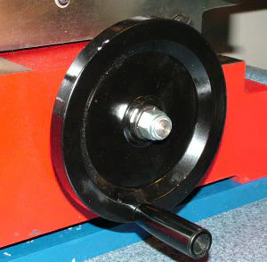 Heavy cast-iron handwheels on X- and Y- axis